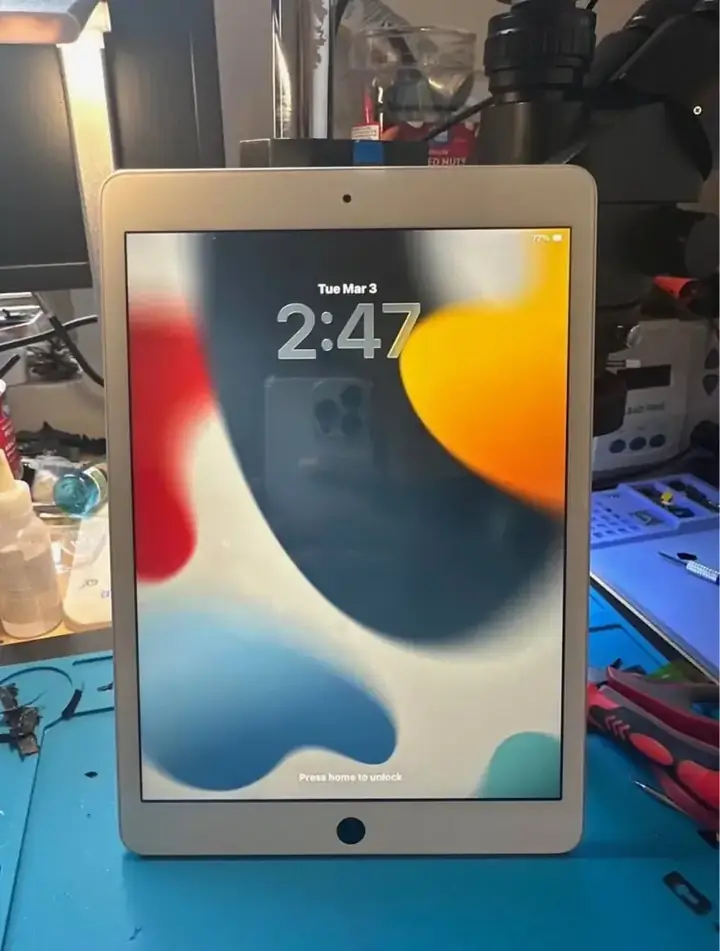 White iPad powered on after a completed screen replacement at the FlexRepairs Oshawa bench