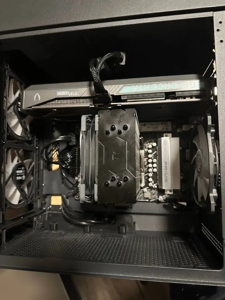 Motherboard interior detail with dual-channel RAM, cooler and graphics card