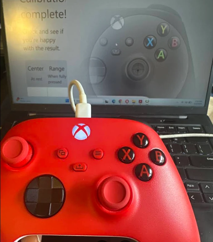 Xbox wireless controller on calibration software confirming zero stick drift